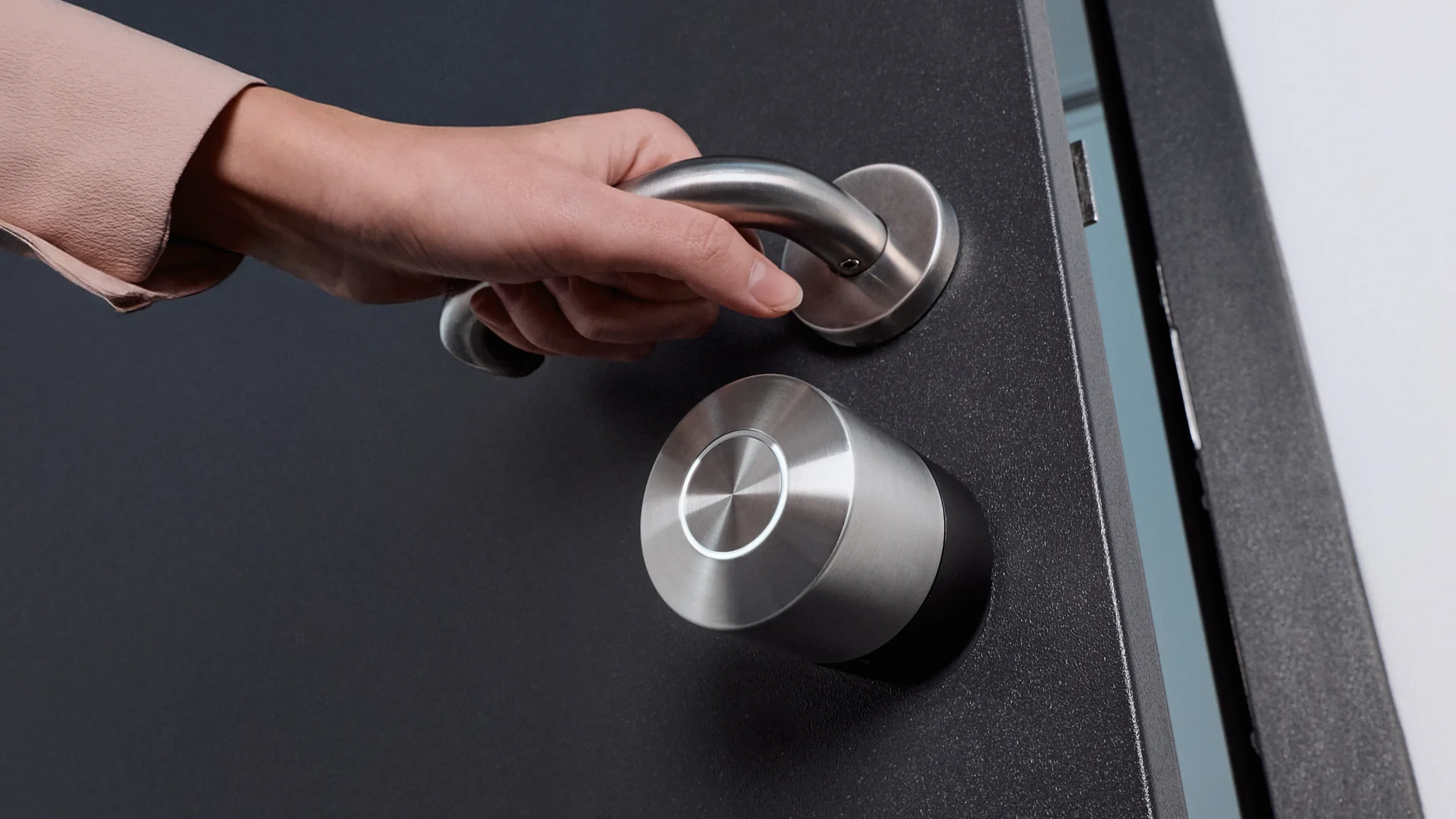 Serrure connectée Nuki installée sur la face intérieure d’une porte d’entrée