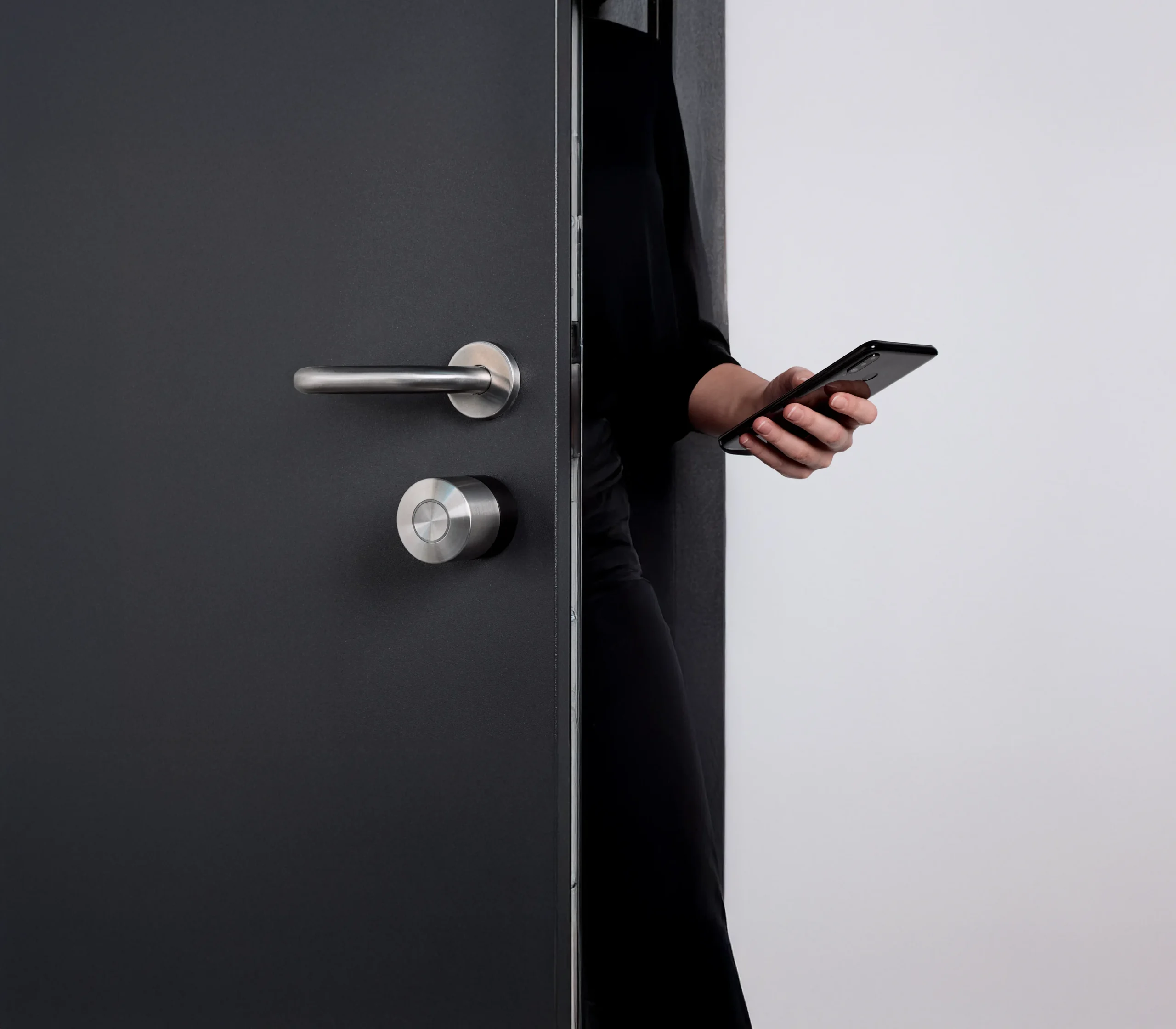 Ouverture d’une porte avec la serrure connectée Nuki depuis un smartphone