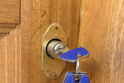 Nouveau cylindre Héraclès Y7+ posé sur une porte en bois à Monaco après une perte de clés, par Riviera Protection