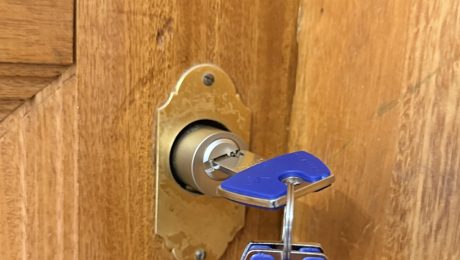 Nouveau cylindre Héraclès Y7+ posé sur une porte en bois à Monaco après une perte de clés, par Riviera Protection