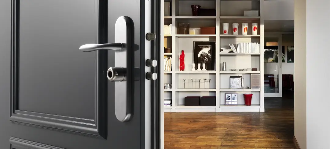 Porte blindée avec poignée et serrure de sécurité, ouverte sur un salon