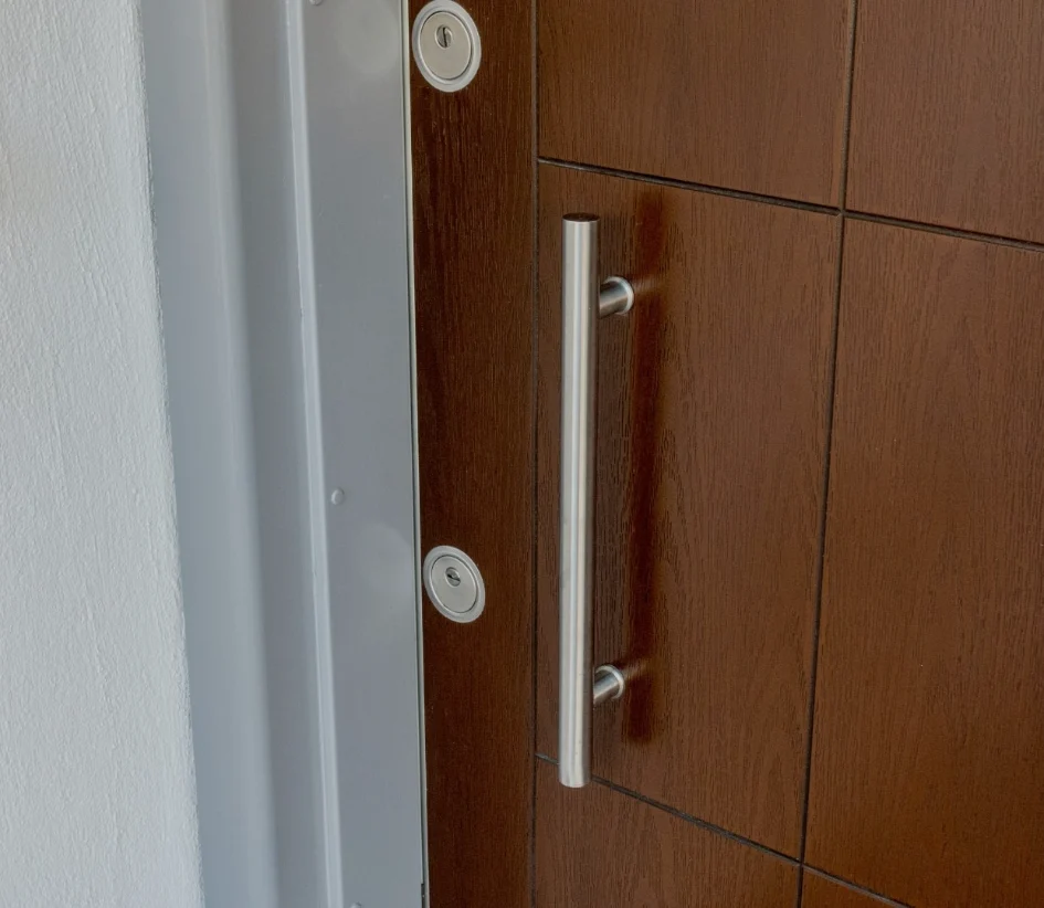 Porte blindée finition bois avec poignée en acier