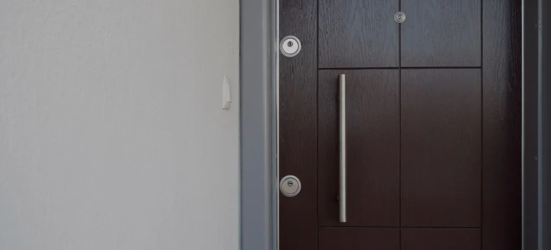 Porte blindée gris anthracite avec poignée et serrure de sécurité