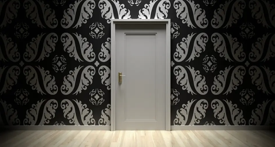 Illustration d’une porte d’entrée blanche devant un mur à motifs baroques