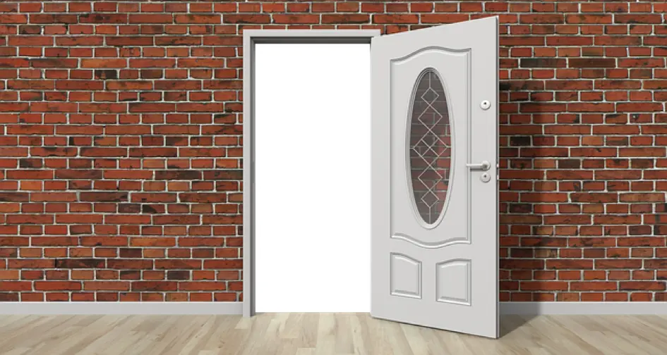 Illustration d’une porte d’entrée blanche vitrée entrouverte devant un mur de briques