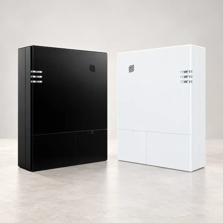 Centrales d’alarme LightSYS Air noire et blanche sur fond clair — visuel retouché
