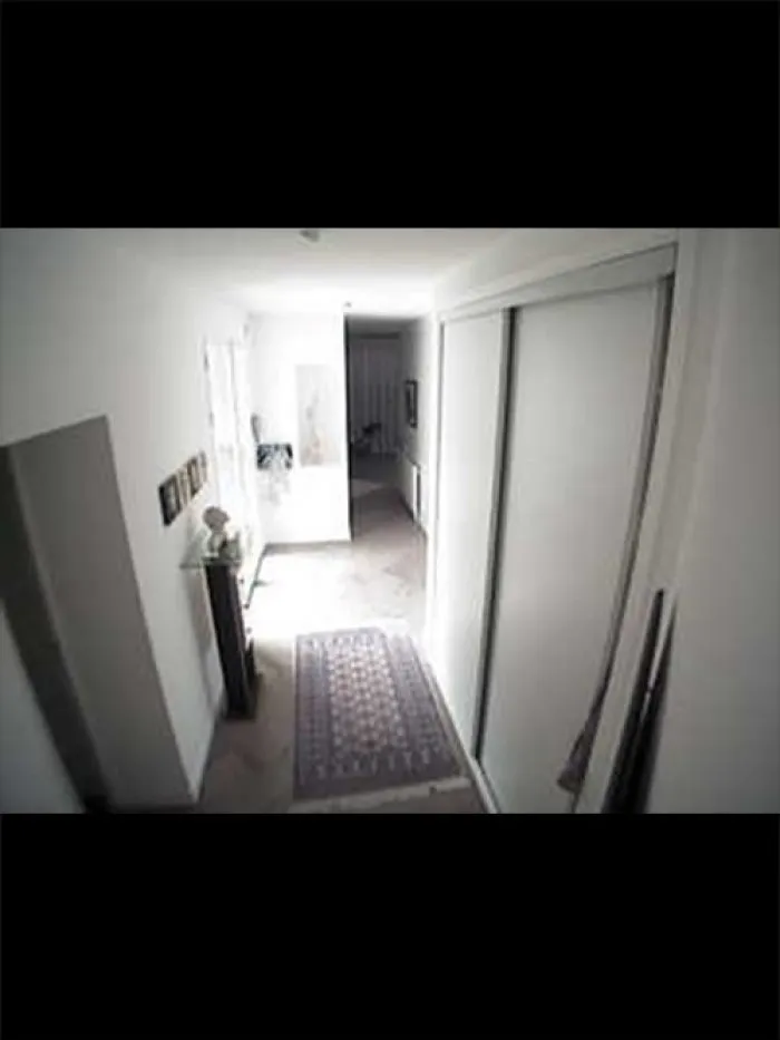 Surveillance intérieure — vue du couloir