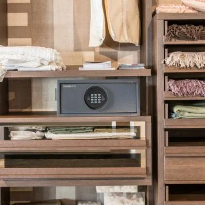 Coffre-fort Chubbsafes Air Hotel posé sur une étagère de dressing (mise en situation)