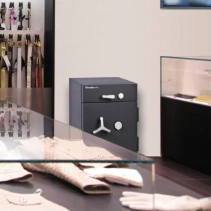Coffre de dépôt Chubbsafes ProGuard DT dans une boutique de maroquinerie (mise en situation)