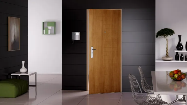 Porte d’entrée d’appartement à Monaco sécurisée par Riviera Protection