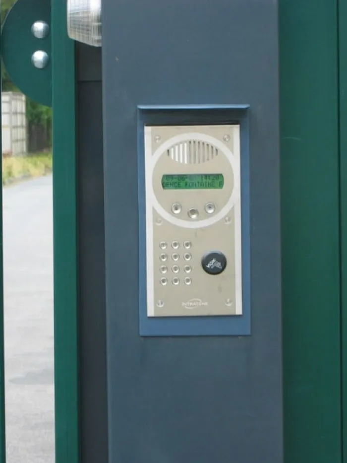 int2 Interphone clair intégré à un poteau de portail
