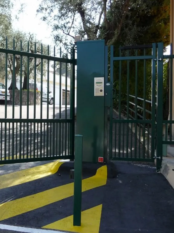 Interphone au niveau d’un portail vert
