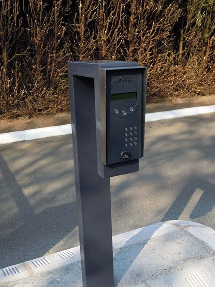Interphone extérieur sur borne dédiée