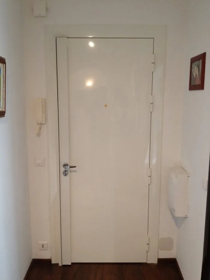 Porte blindée blanche avec judas