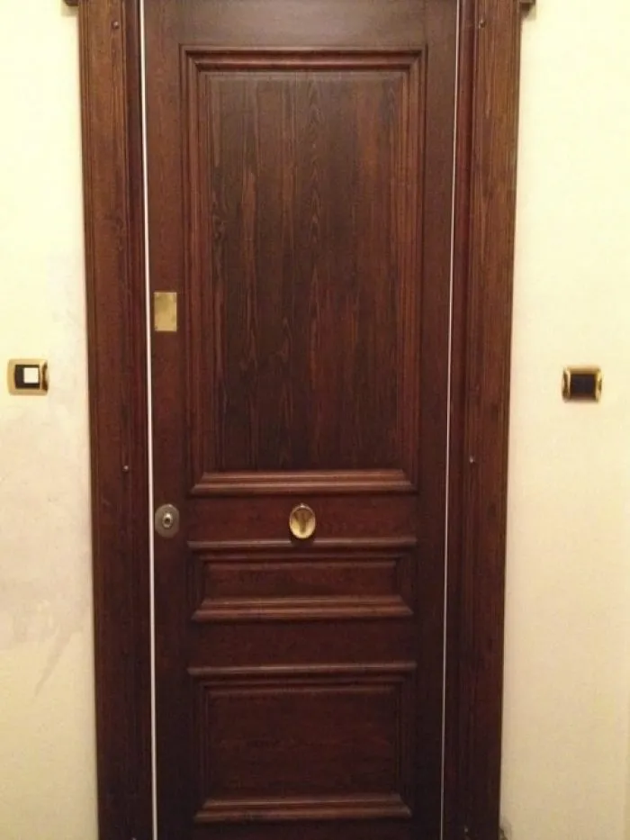 pb2 Porte blindée à panneaux aspect bois foncé