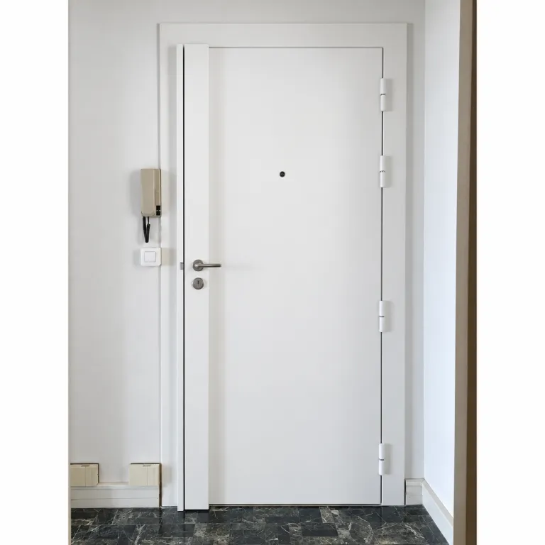 Porte blindée blanche installée dans un appartement, avec serrure de sécurité